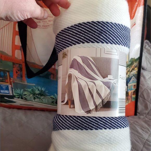 Huntington Home Faux Cashmere Blanket Brand New. - Picture 2 of 8